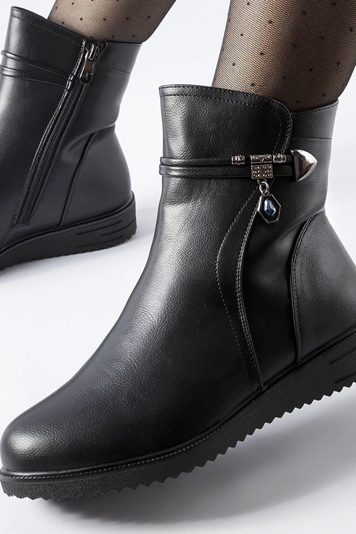 Nola mustad sooja voodriga botid...