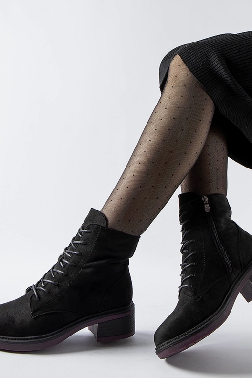 Mustad klassikalised lilla tallaga...