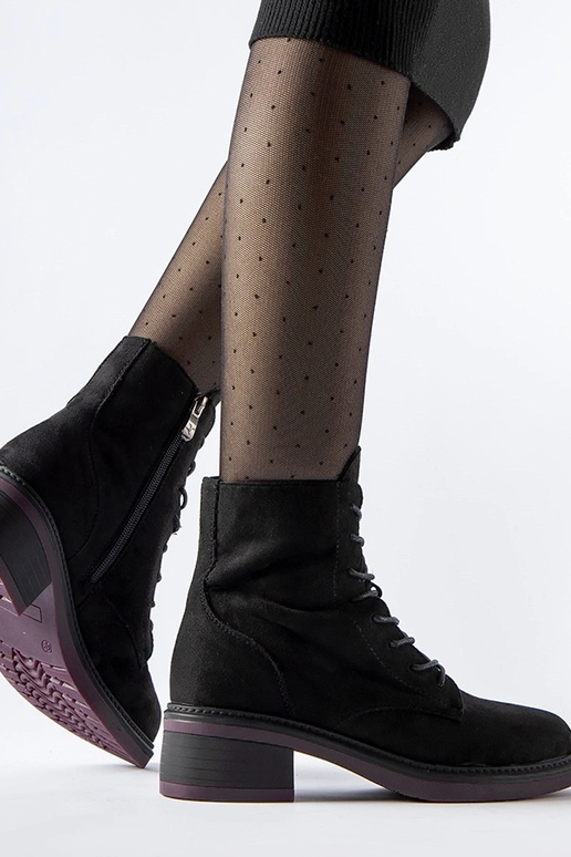 Mustad klassikalised lilla tallaga...