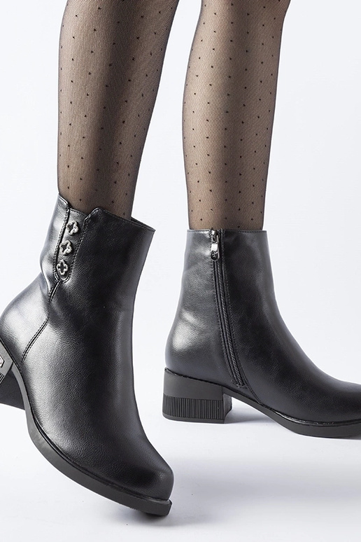 Mustad sooja voodriga botased...