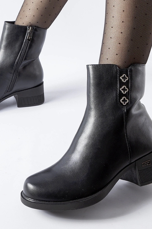 Mustad sooja voodriga botased...