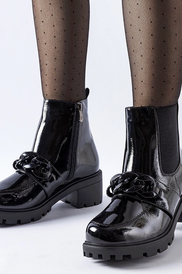 Mustad lakknahast...