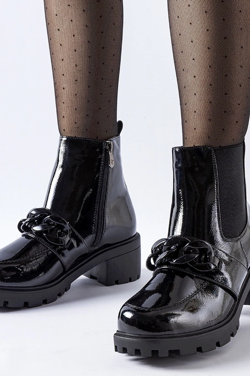 Mustad lakknahast soojustatud saapad...