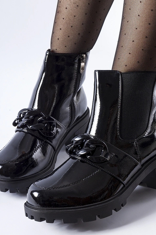 Mustad lakknahast soojustatud saapad...