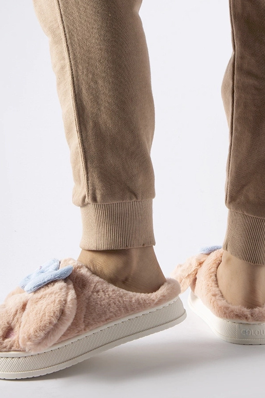 Roosad soojad sussid kõrvade ja...