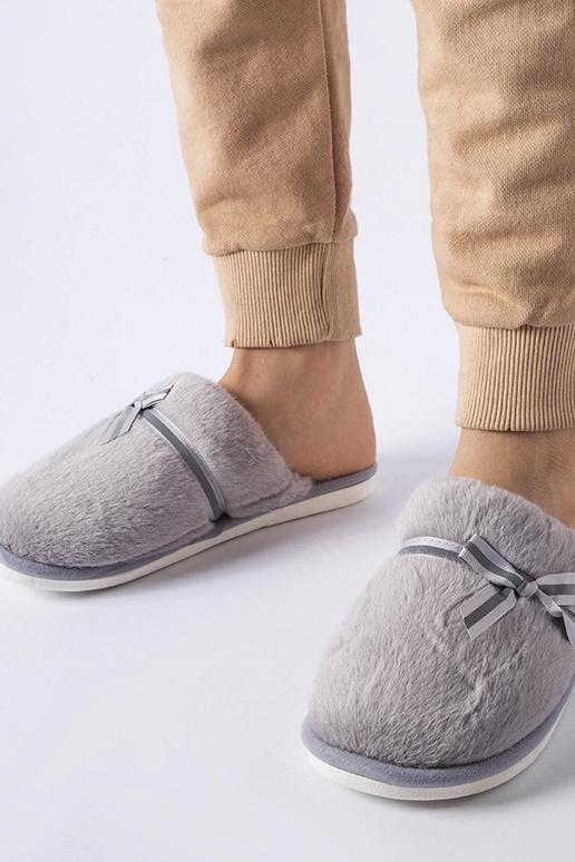 Hallid soojad sussid kaarega Antonina