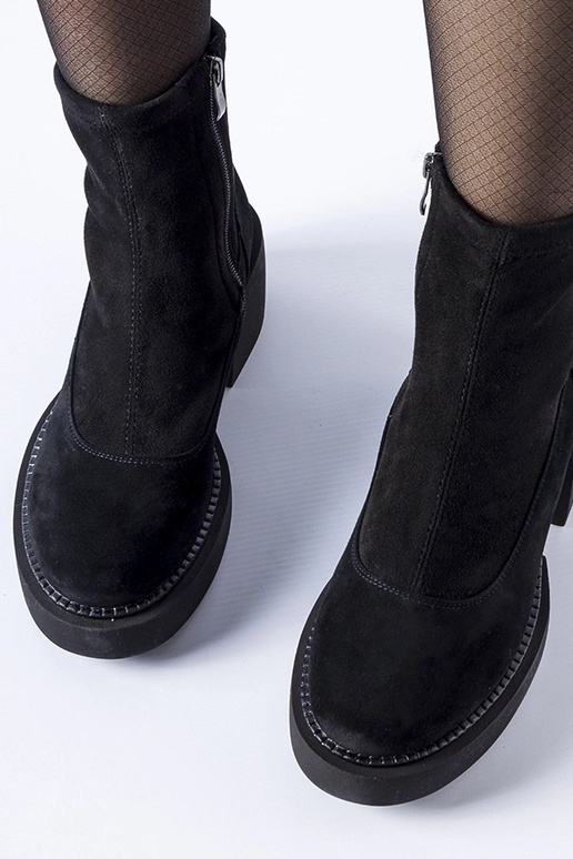 Mustad soojustatud poolsaapad...