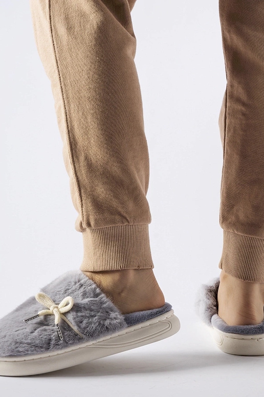 Hallid sussid dekoratiivse nööriga...