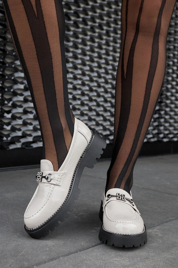 Hallid lakitud mokasiinid...