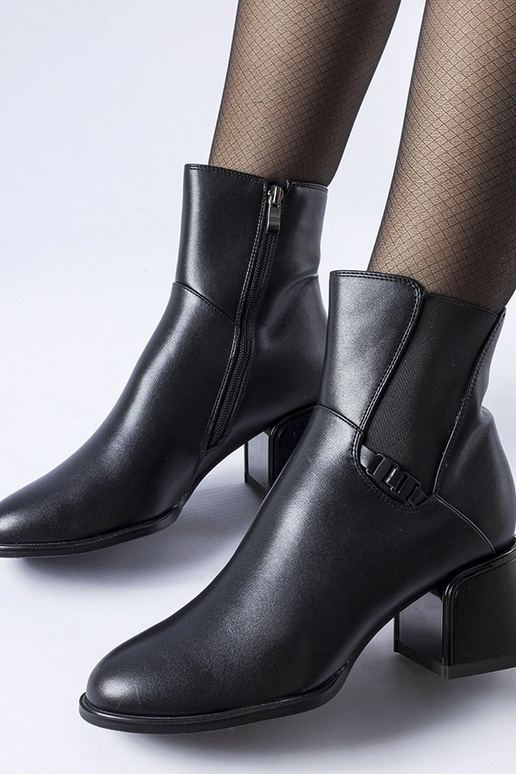 Mustad soojustatud poolsaapad... Mustad soojustatud poolsaapad...