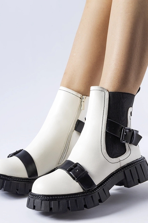 Valged poolsaapad massiivse Fontarine...