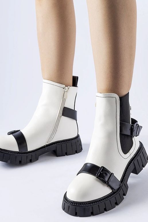 Valged poolsaapad massiivse Fontarine...