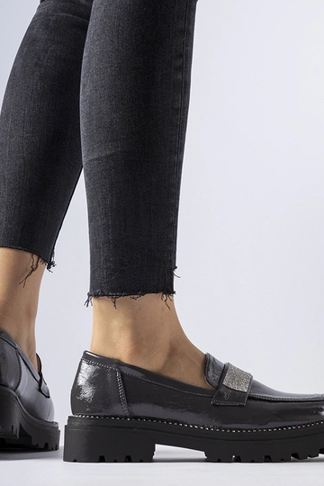 Tumedashallid lakkueritud...