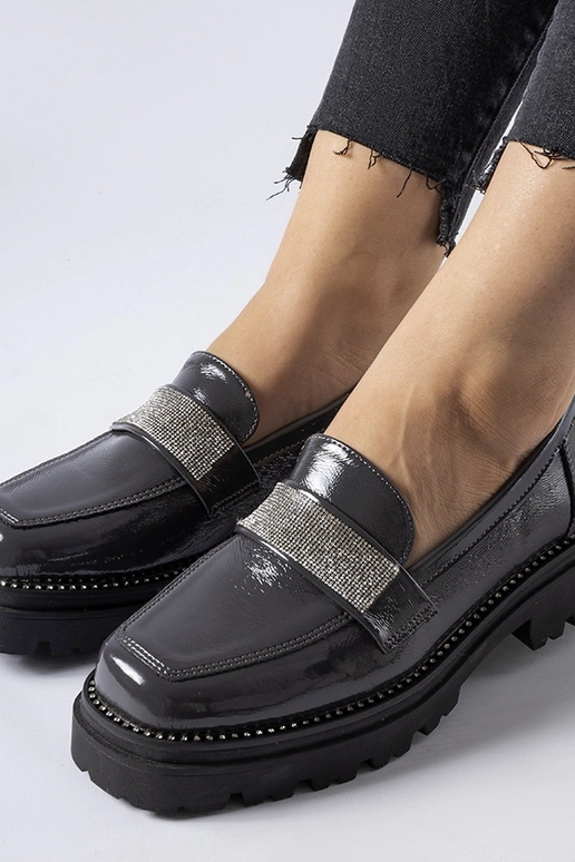 Tumedashallid lakkueritud mokasiinid...