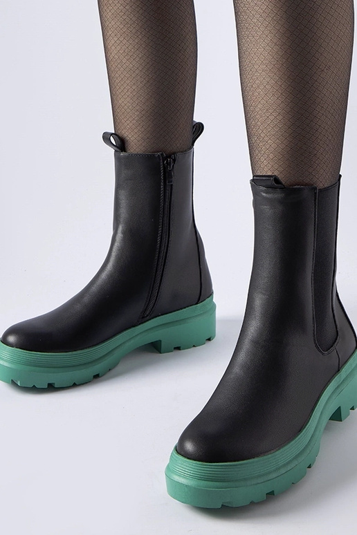 Mustad rohelise tallaga poolsaapad...