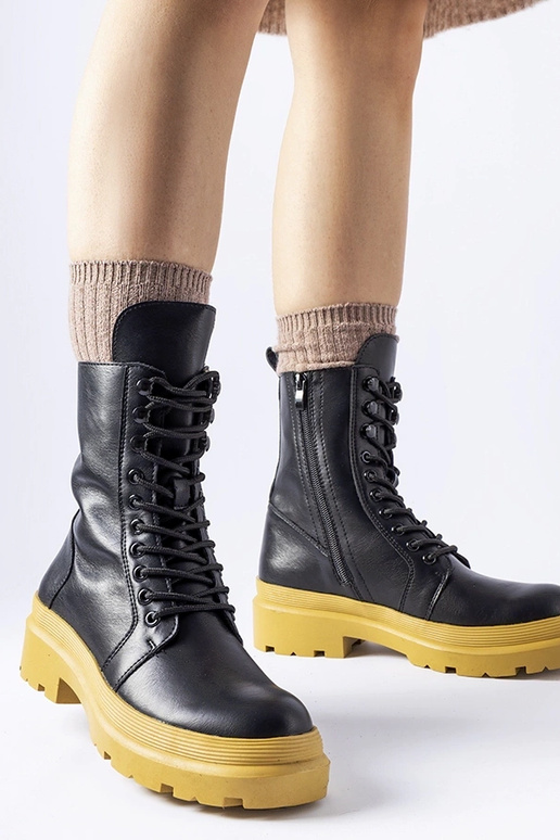 Quennie mustad matkajalatsid kollaste...