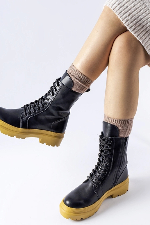 Quennie mustad matkajalatsid kollaste...