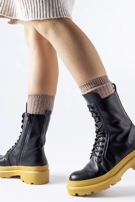 Quennie mustad matkajalatsid kollaste...