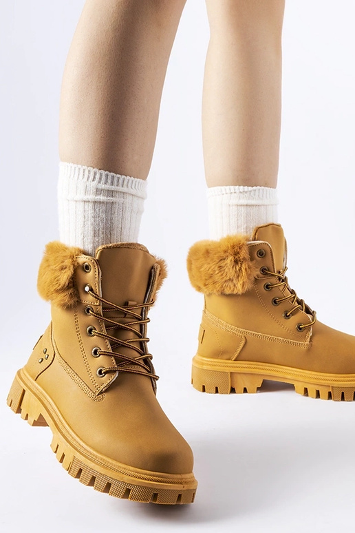 Pruunid dekoratiivse karusnahaga...