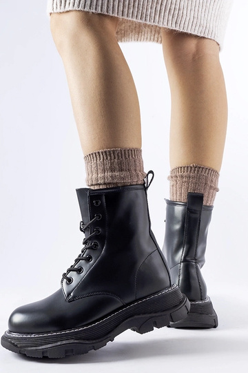 Mustad tööliskingad...