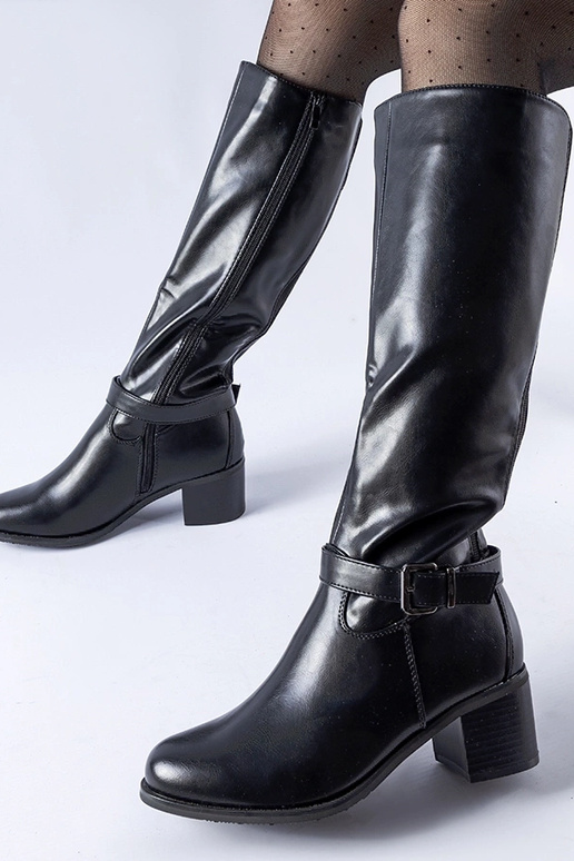 Mustad dekoratiivse pandlaga saapad...