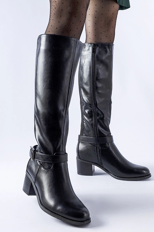 Mustad dekoratiivse pandlaga saapad...