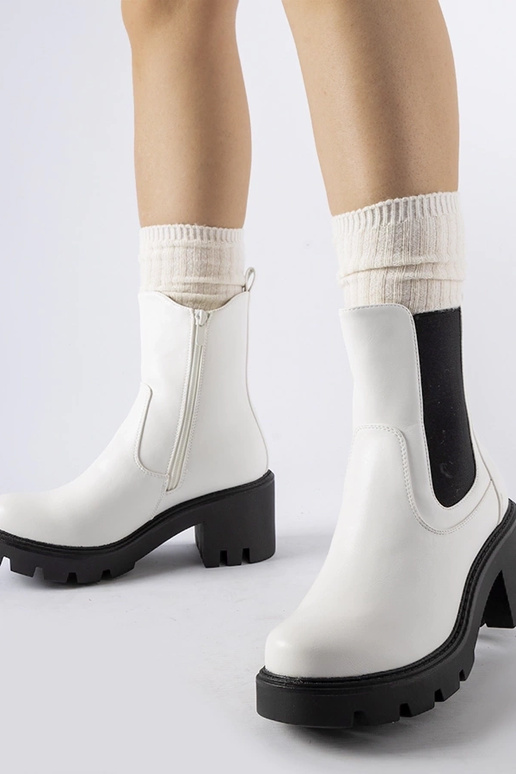 Valged isoleeritud saapad...