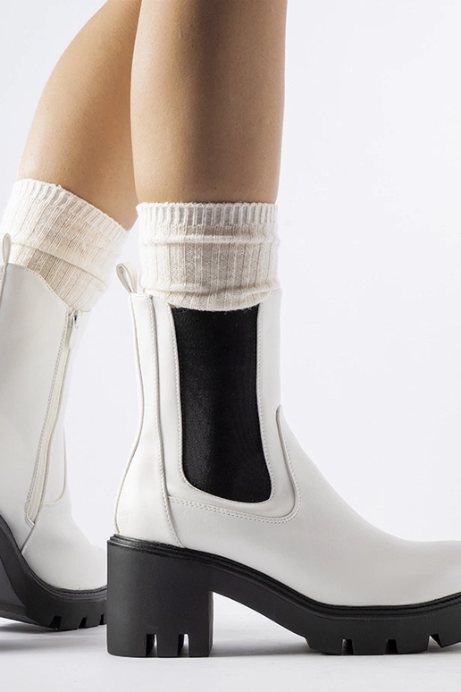 Valged isoleeritud saapad...