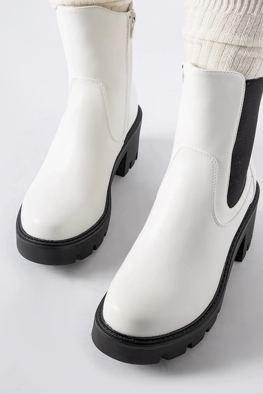 Valged isoleeritud saapad...