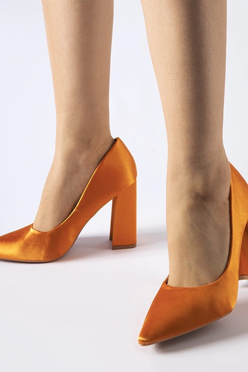 Gonzalez Orange Satin pumbad