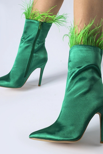 Rohelised saapad sulgedega...