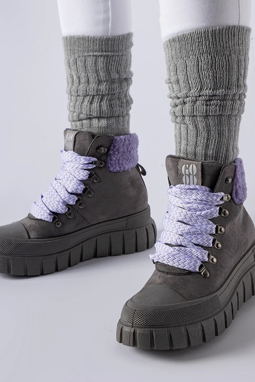 Hallid saapad lillade aktsentidega...