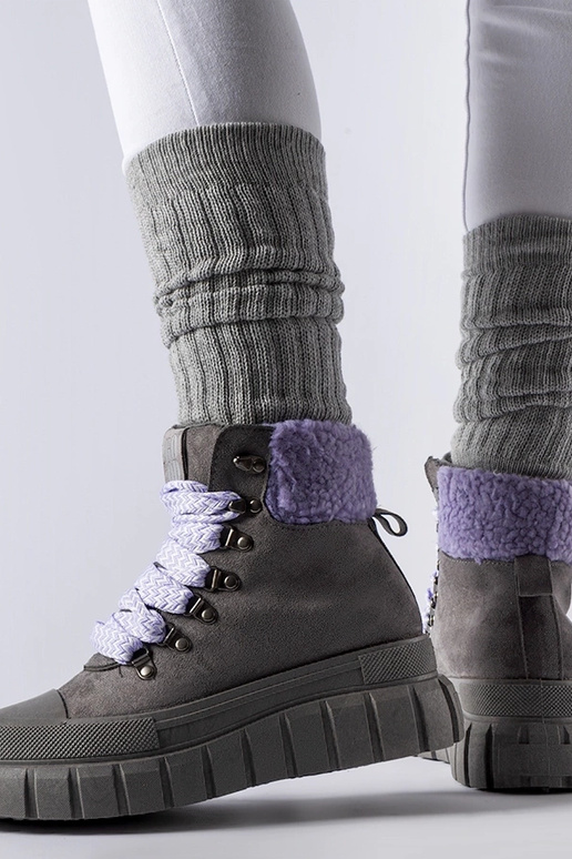 Hallid saapad lillade aktsentidega...