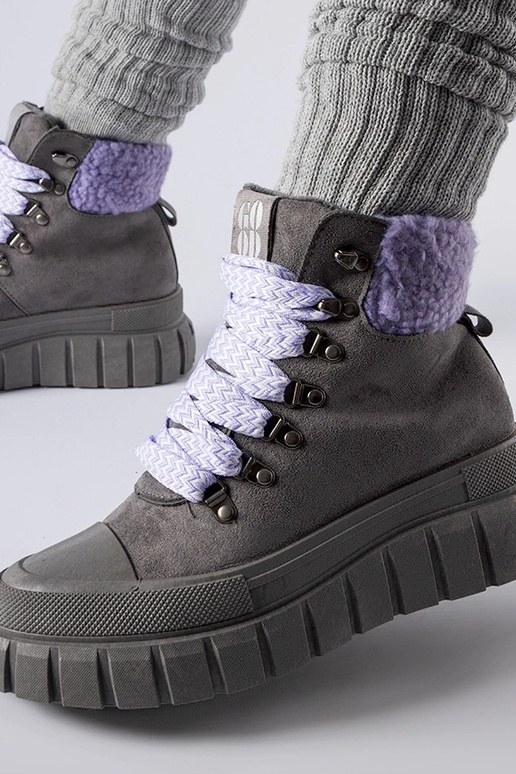 Hallid saapad lillade aktsentidega...