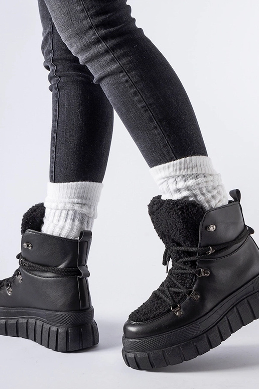 Mustad poolsaapad massiivsel Sforza...