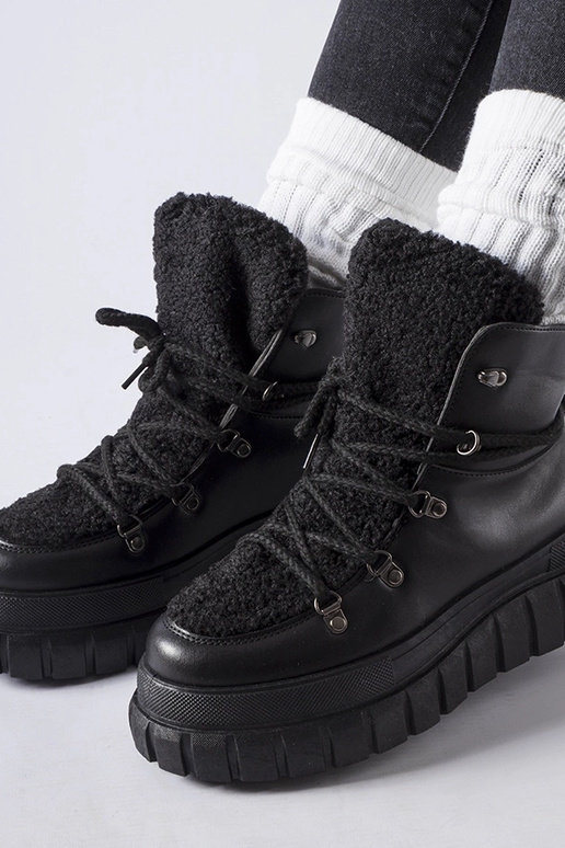 Mustad poolsaapad massiivsel Sforza...