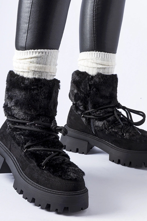 Mustad saapad dekoratiivse karvaga...