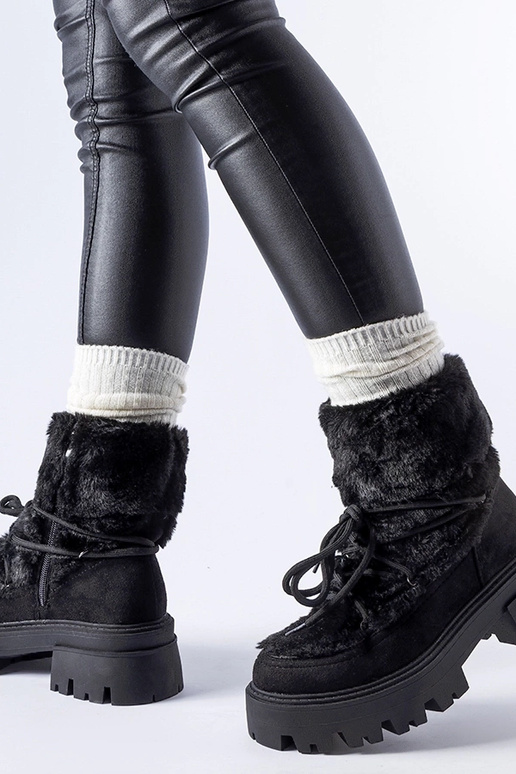 Mustad saapad dekoratiivse karvaga...