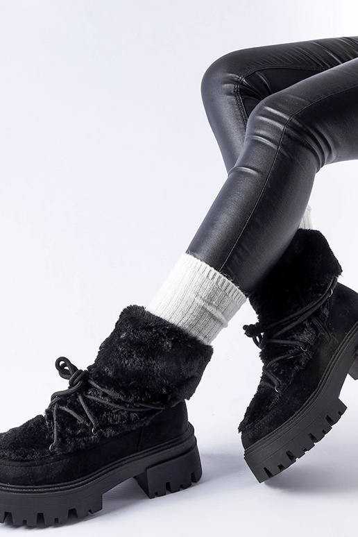 Mustad saapad dekoratiivse karvaga...