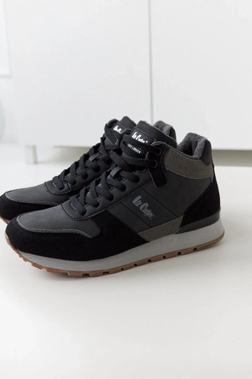 Must spordijalatsid Lee...