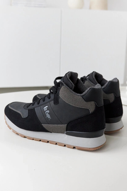 Must spordijalatsid Lee Cooper...