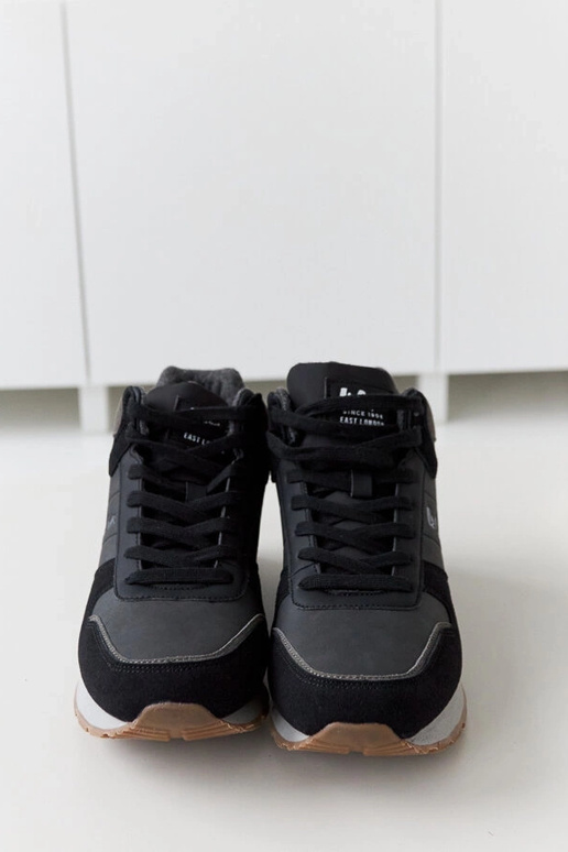 Must spordijalatsid Lee Cooper...