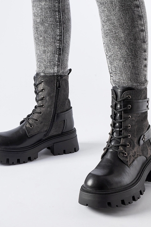 Must soojendatud matkasandaalid...