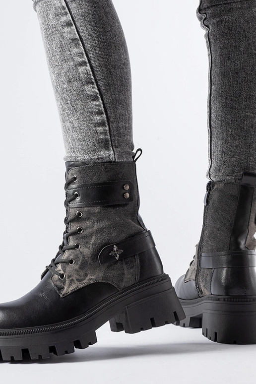 Must soojendatud matkasandaalid...