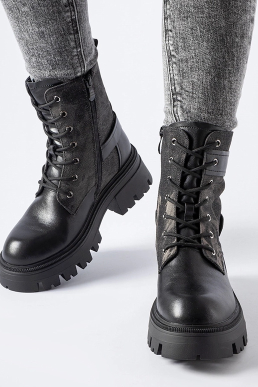 Must soojendatud matkasandaalid...