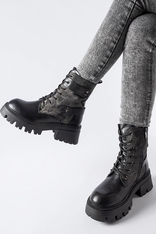 Must soojendatud matkasandaalid...