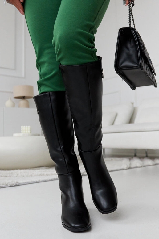 Mustad saapad dekoratiivse klambriga...