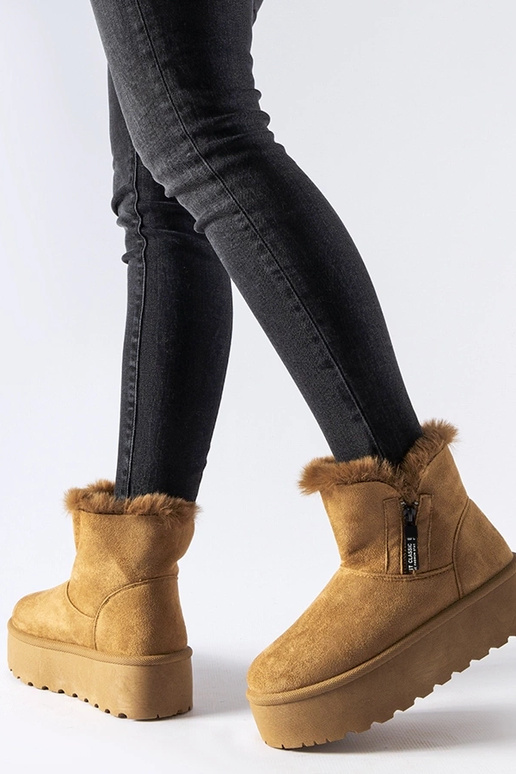 Pruunid lumelauasaapad platvormil Points