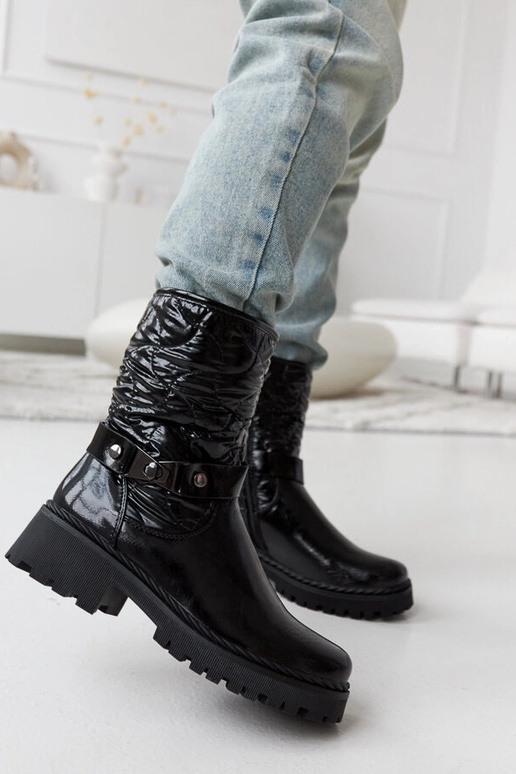 Mustad lakitud kingad dekoratiivse...