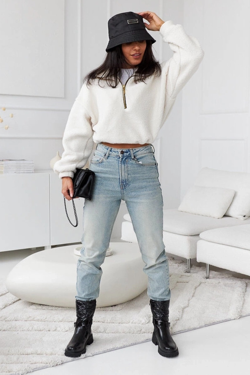 Mustad lakitud kingad dekoratiivse...